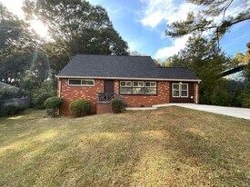 3011 Horse Shoe Dr in Atlanta, GA - Building Photo