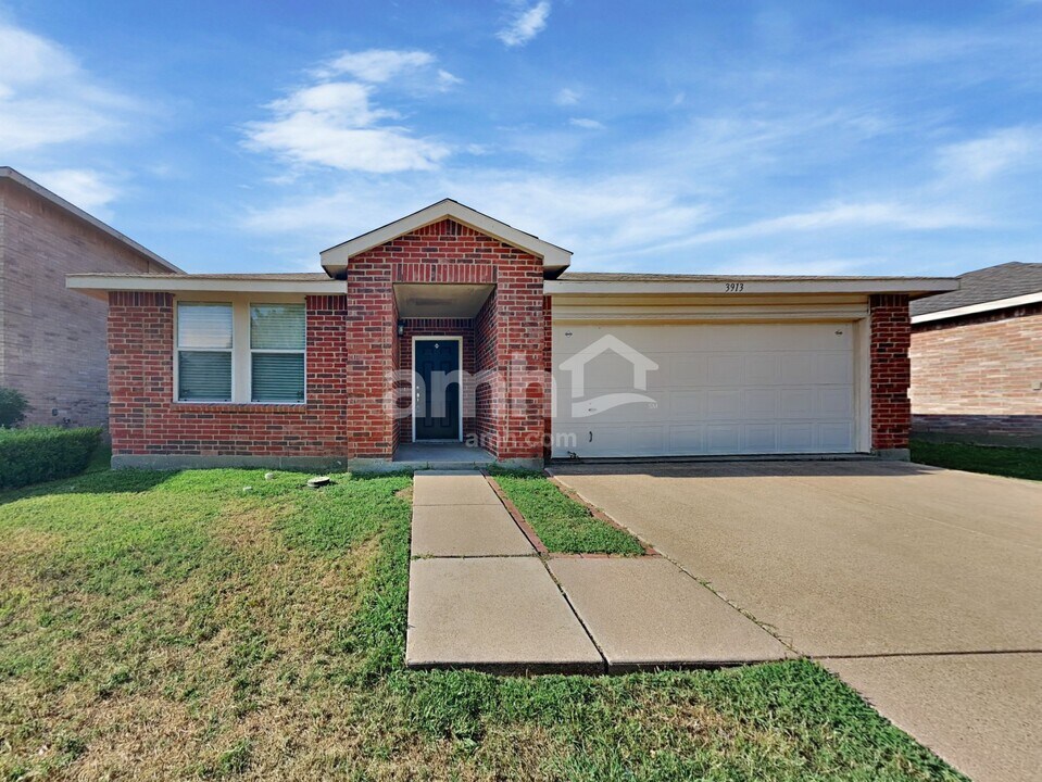 3913 Country Ln in Fort Worth, TX - Building Photo