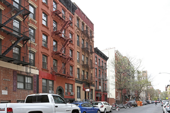 80 E 3rd St in New York, NY - Foto de edificio - Building Photo