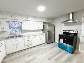 107 S Harrison St in West, TX - Building Photo - Building Photo