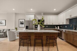 587 E Broadway in Boston, MA - Building Photo