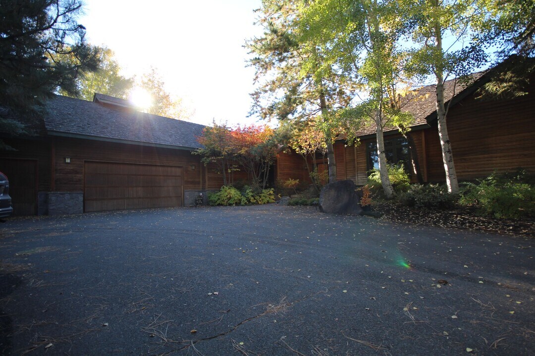 63842 Johnson Rd in Bend, OR - Building Photo