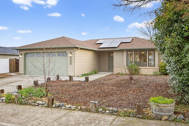 1517 Westfield Way in Medford, OR - Building Photo - Building Photo