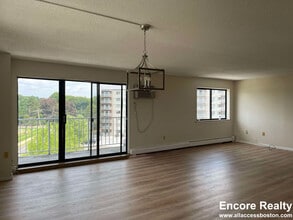 131 Coolidge Ave, Unit 528 in Watertown, MA - Foto de edificio - Building Photo