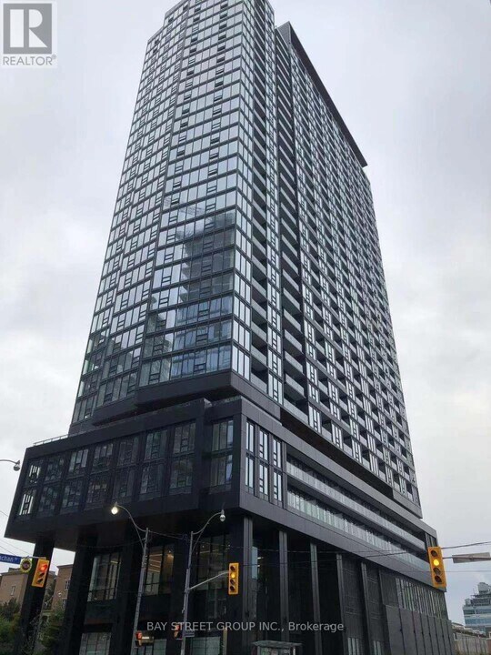 19 Western Battery Rd in Toronto, ON - Building Photo