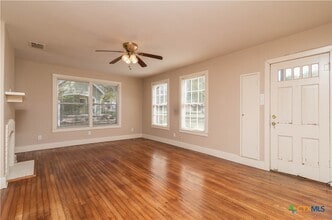 712 S Walnut Ave in Luling, TX - Building Photo - Building Photo