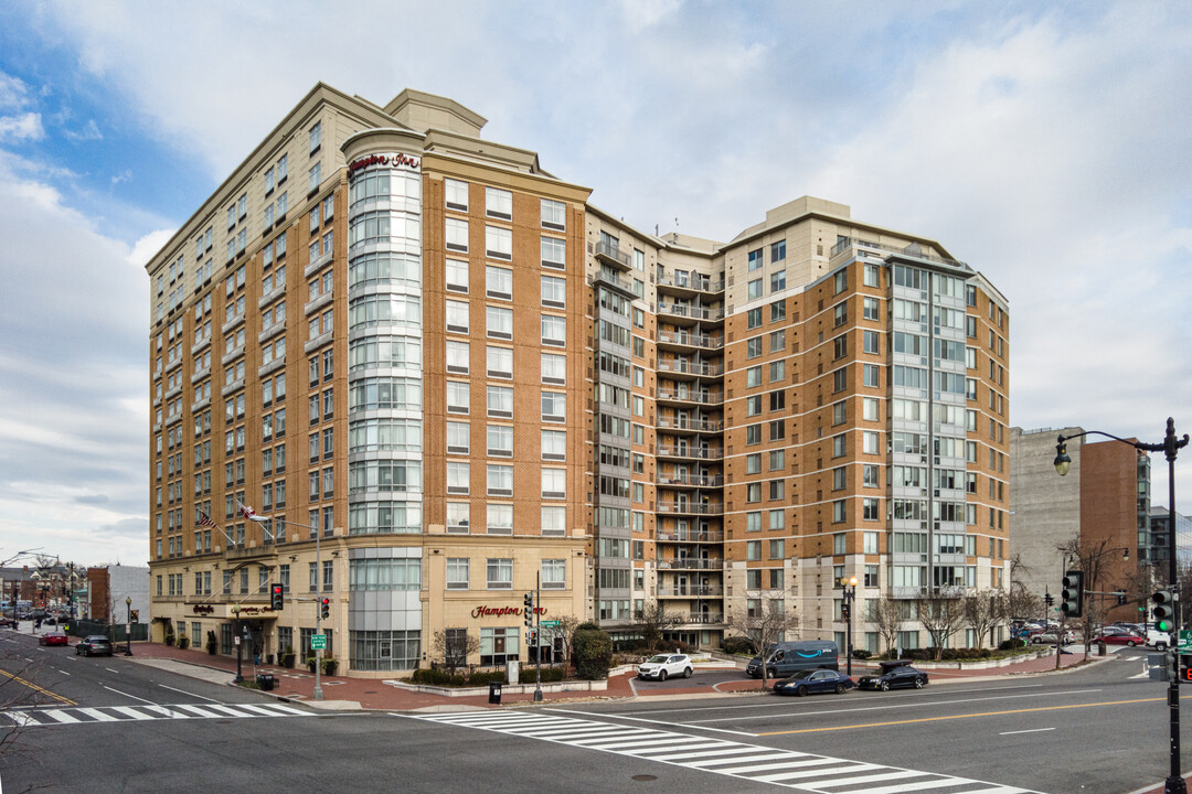 555 Massachusetts Ave NW in Washington, DC - Foto de edificio