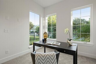 933 W Eighth Street Unit in Dallas, TX - Building Photo - Building Photo