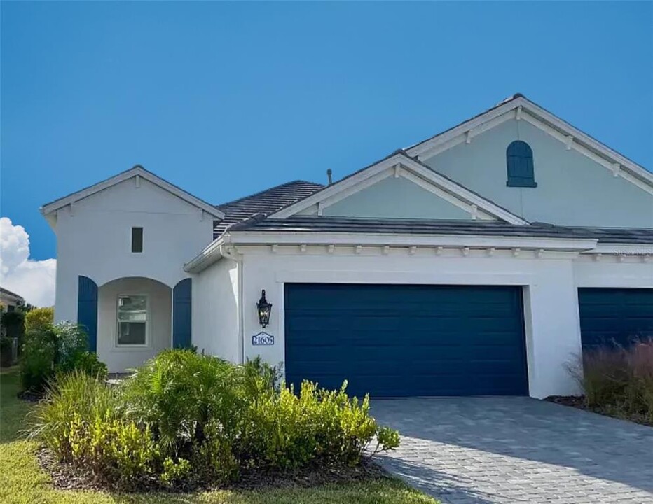 21605 Lake Placid Wy in Venice, FL - Building Photo