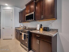 6940 W Beth Dr in Phoenix, AZ - Building Photo - Building Photo