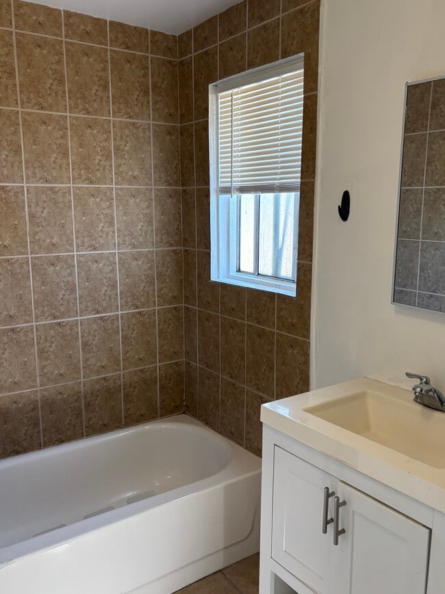 3660 Roosevelt St, Unit B in Riverside, CA - Foto de edificio - Building Photo