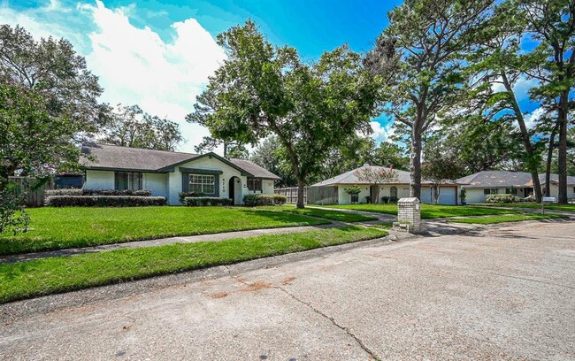 8710 Landwood Dr in Houston, TX - Foto de edificio - Building Photo