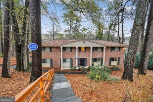2520 Peachwood Cir NE in Atlanta, GA - Building Photo