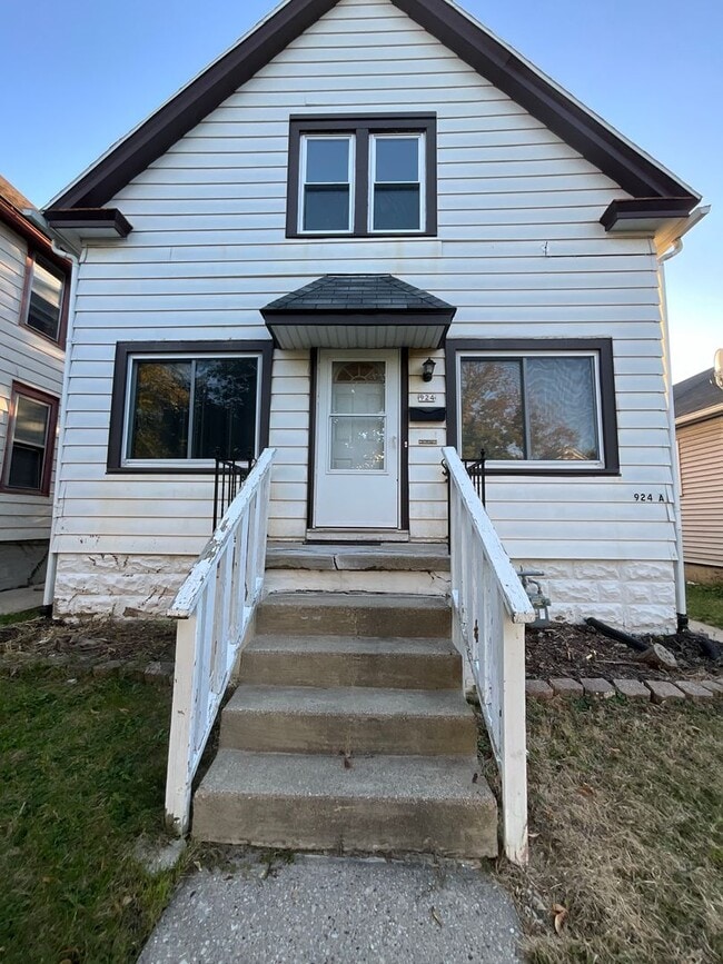 property at 924 S 74th St