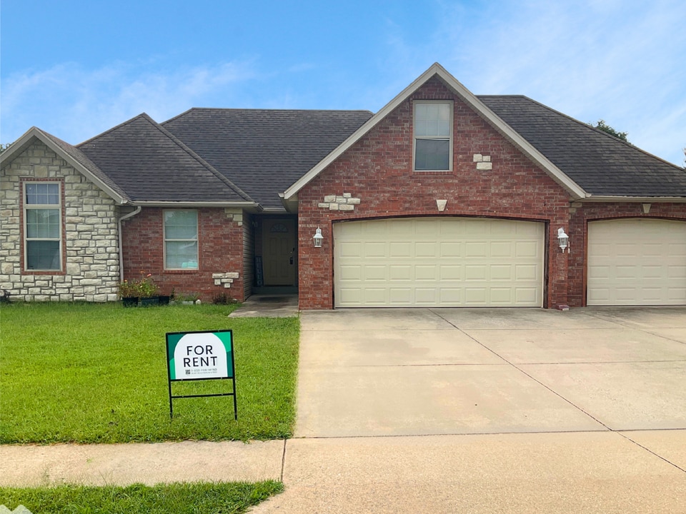920 Evergreen Ave in Republic, MO - Building Photo