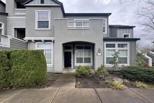 1754 NE Ashberry Dr in Hillsboro, OR - Building Photo