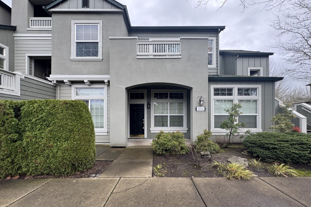 1754 NE Ashberry Dr in Hillsboro, OR - Building Photo