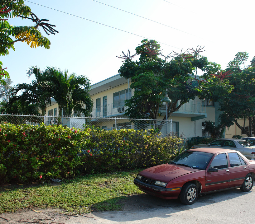 Glades Apartments in North Miami Beach, FL - Foto de edificio