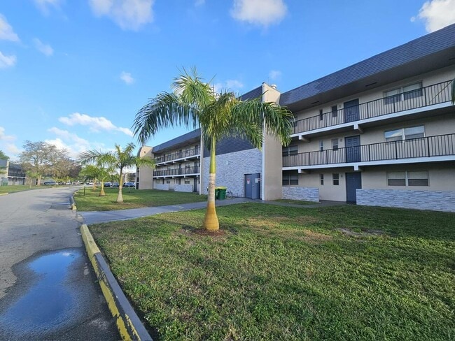 8000 Fairview Dr, Unit 309 in Tamarac, FL - Foto de edificio - Building Photo