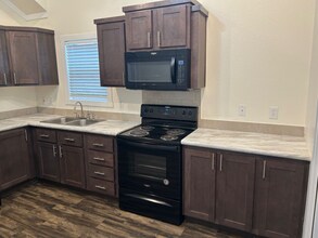 5215 Crestway Rd in Windcrest, TX - Foto de edificio - Building Photo