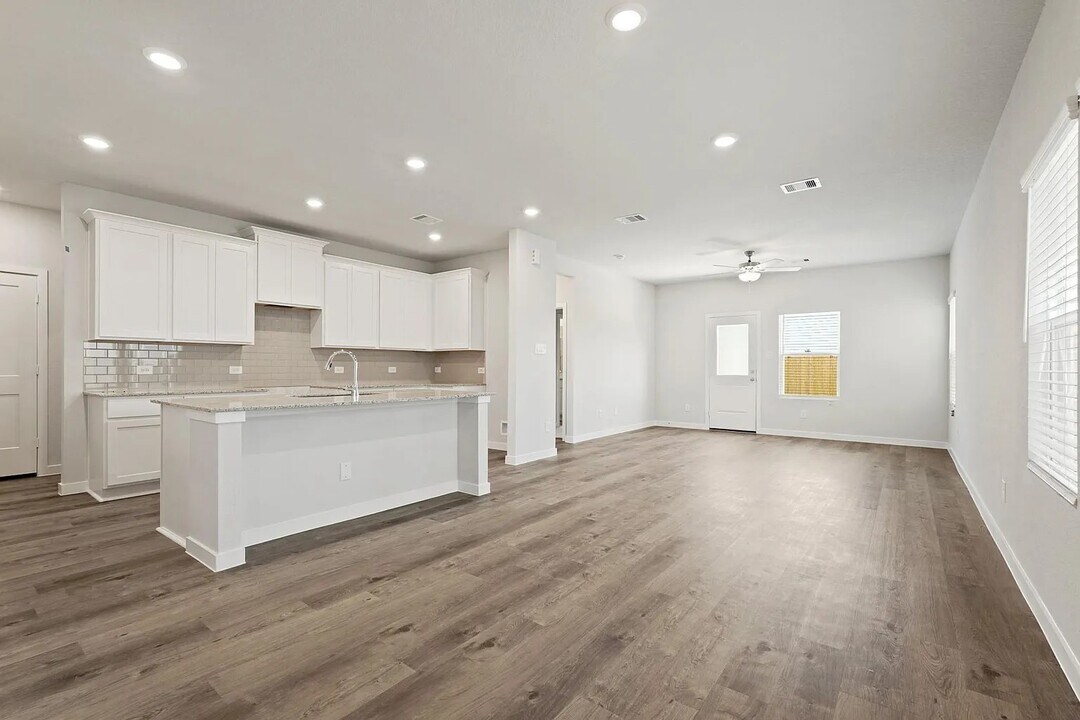 3927 Accolade Xing in Brookshire, TX - Building Photo