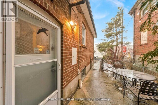996 Bayview Ave in Toronto, ON - Building Photo - Building Photo