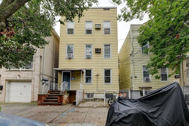 37 Logan Ave in Jersey City, NJ - Building Photo - Building Photo