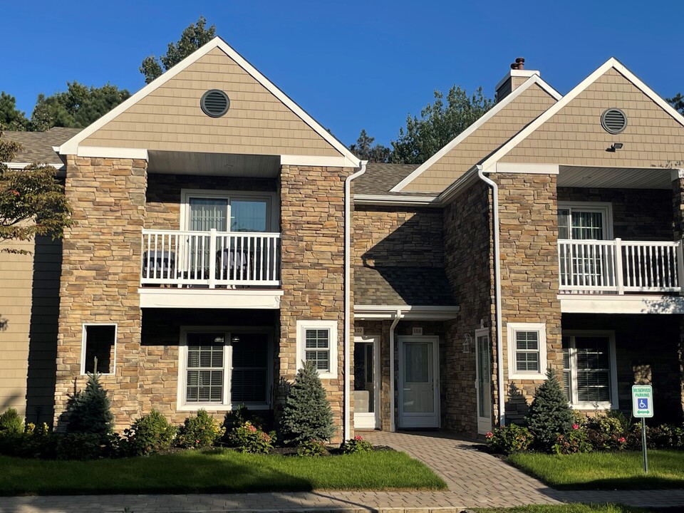 Fairfield Townhouses At Holbrook in Holbrook, NY - Building Photo