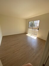 13947 Milbank St, Unit Apt 2 in Los Angeles, CA - Foto de edificio - Building Photo