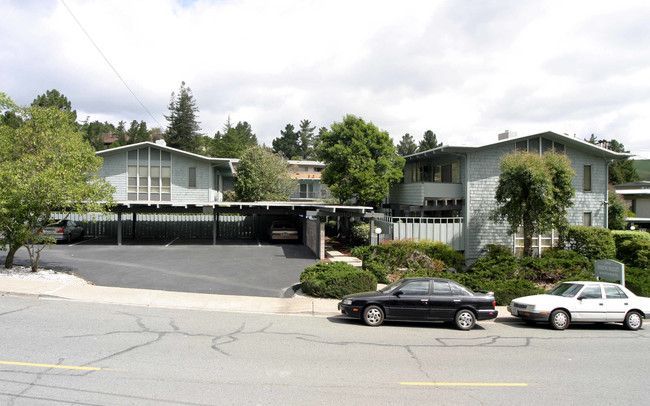 2101 Donald Dr in Moraga, CA - Foto de edificio - Building Photo