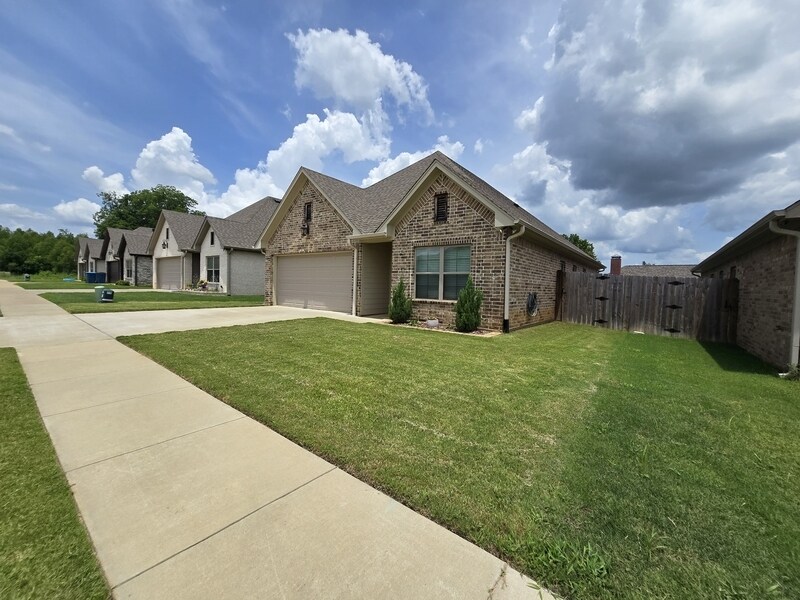 823 Lindsey Ln in Whitehouse, TX - Building Photo