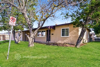 7800 Radford Ave in Los Angeles, CA - Foto de edificio - Building Photo