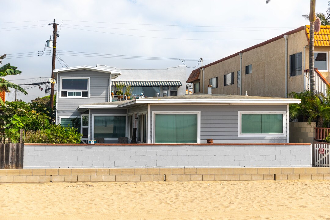 1527 Seal Way in Seal Beach, CA - Building Photo