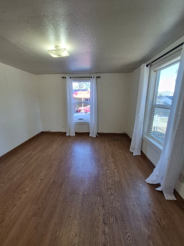 1248 NW Ellan St in Roseburg, OR - Foto de edificio - Building Photo