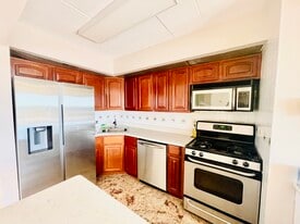 9229 Queens Blvd, Unit 17G in Rego Park, NY - Building Photo