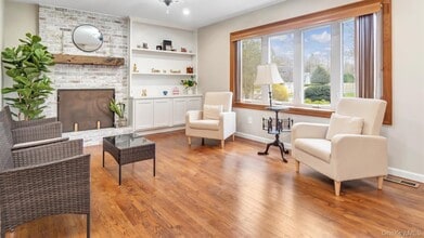 120 Promenade Dr in Riverhead, NY - Building Photo - Building Photo