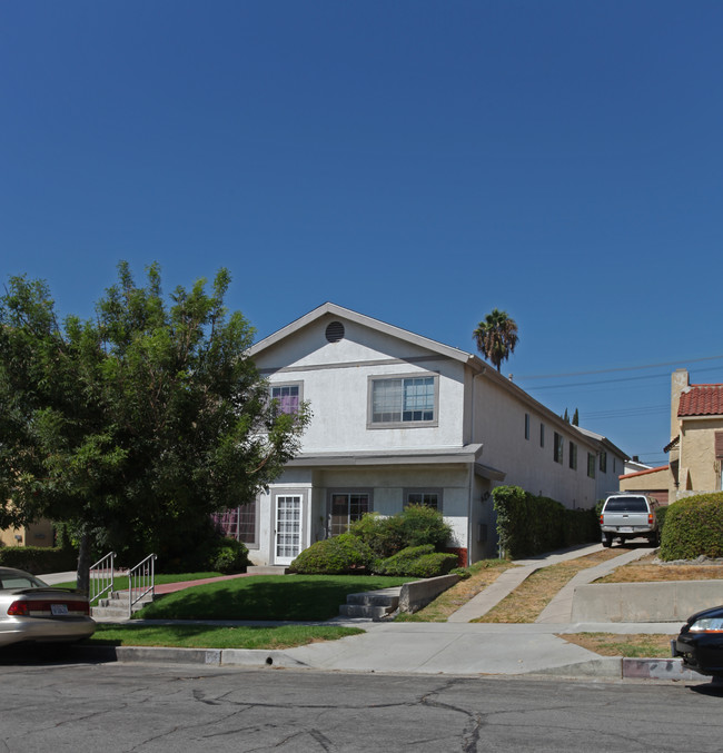 731 E Cypress Ave in Burbank, CA - Foto de edificio - Building Photo