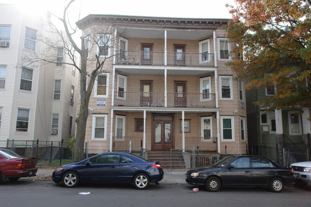 58-60 Morris Cres in Yonkers, NY - Building Photo