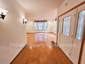 5998 McCormick Woods Dr SW in Port Orchard, WA - Building Photo - Building Photo