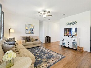 3413 Kingsview Dr in Denton, TX - Foto de edificio - Building Photo