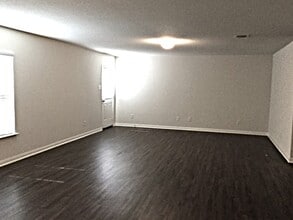 7543 Bowdre in San Antonio, TX - Foto de edificio - Building Photo