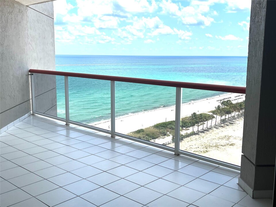 6767 Collins Ave, Unit 1602 in Miami, FL - Building Photo