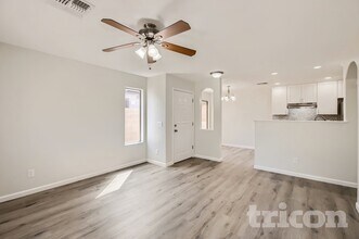 8701 S 50th Dr in Phoenix, AZ - Foto de edificio - Building Photo