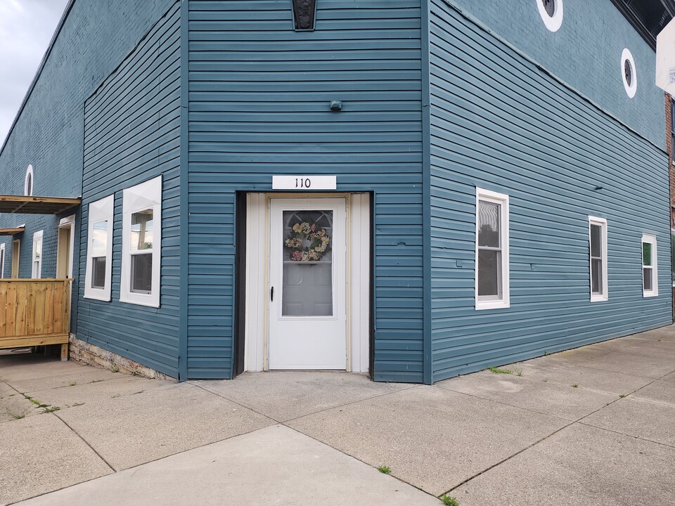 110 W Pearl St, Unit 4 in Laurel, IN - Building Photo