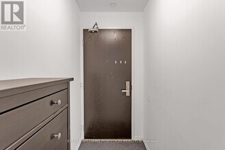 125-2125 Peter St in Toronto, ON - Building Photo - Building Photo