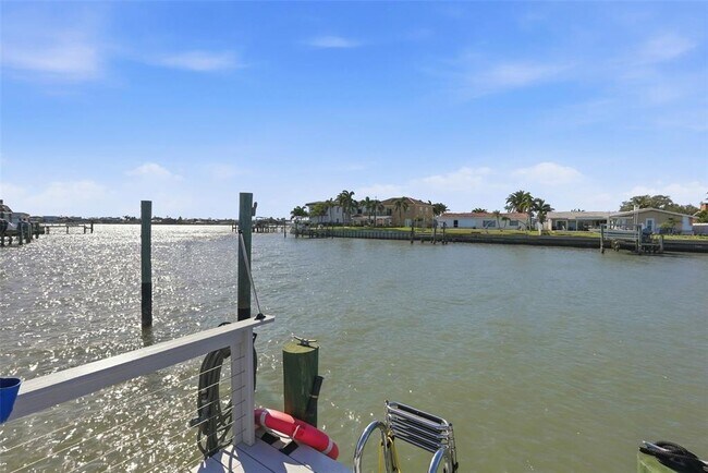 573 Boca Ciega Point Blvd N in St. Petersburg, FL - Building Photo - Building Photo