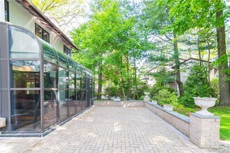 12 Bolton Dr in Manhasset, NY - Building Photo - Building Photo
