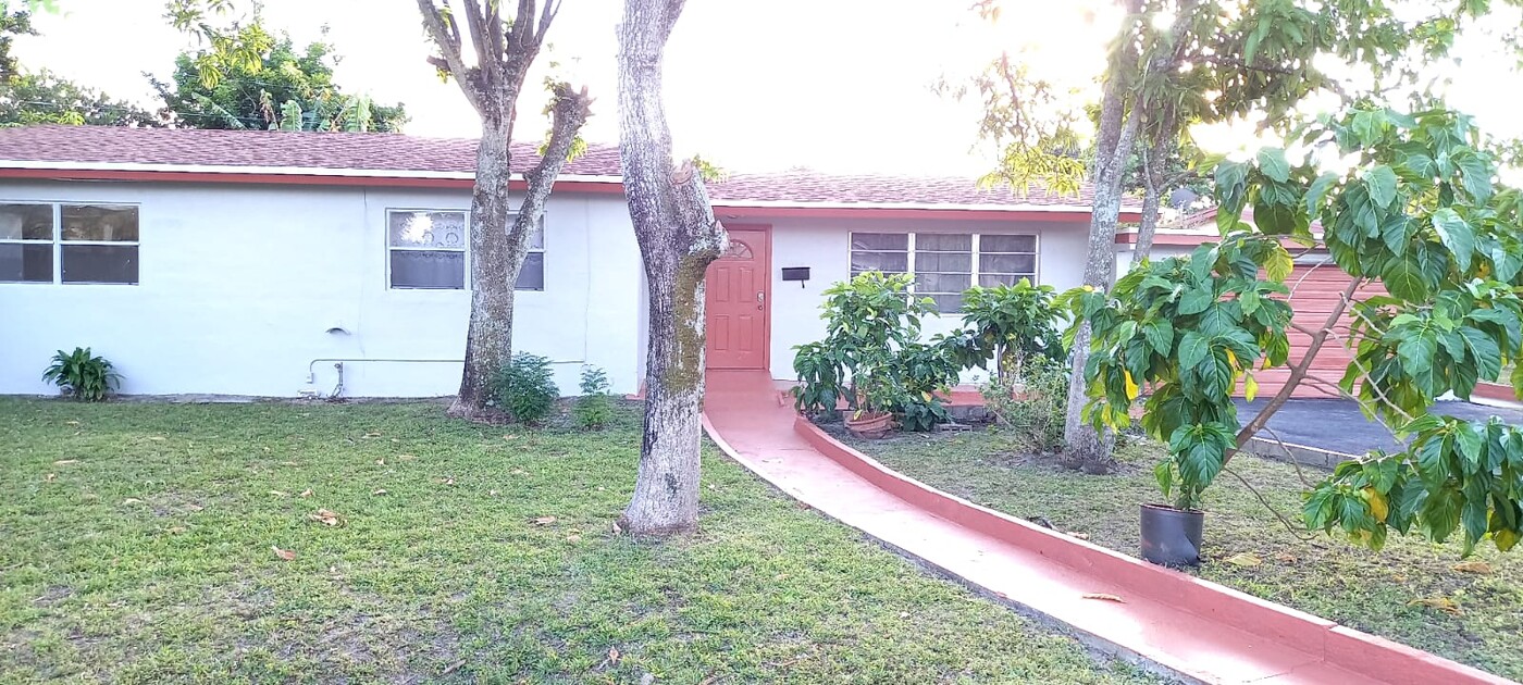 1130 NW 18th Ct, Unit STUDIO in Fort Lauderdale, FL - Building Photo