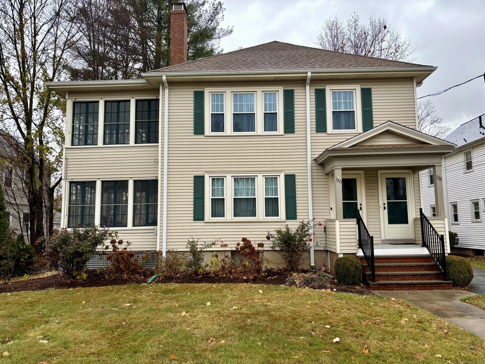 128 Brace Rd in West Hartford, CT - Foto de edificio