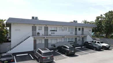 2830 NE 30th Pl in Fort Lauderdale, FL - Foto de edificio - Building Photo